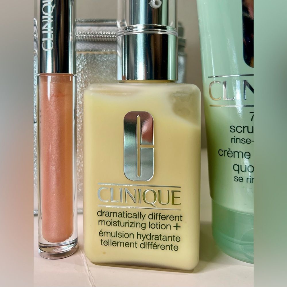 Clinique Skincare 3 pc Set + Cosmetic Bag. Full size items. Retail $113 - Picture 5 of 10